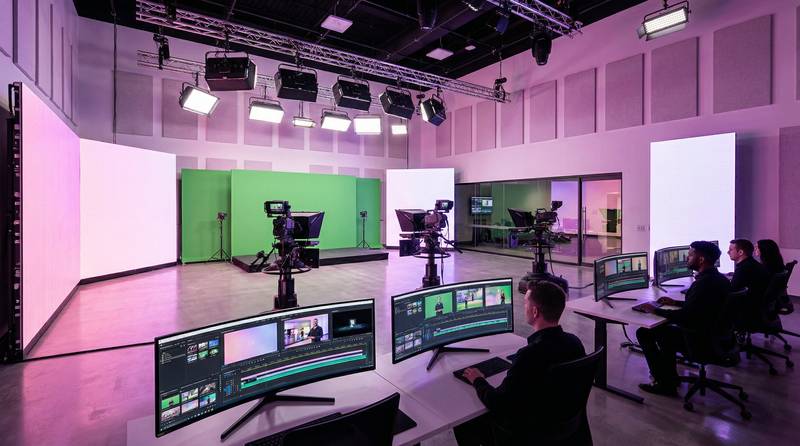 黄色仓库制片总监